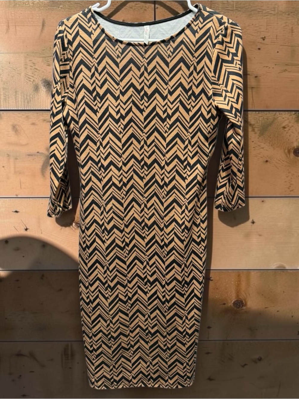 Millibon Black and Beige Chevron Long-Sleeve Dress LARGE Pit 16”
Length 40” - Picture 2 of 6